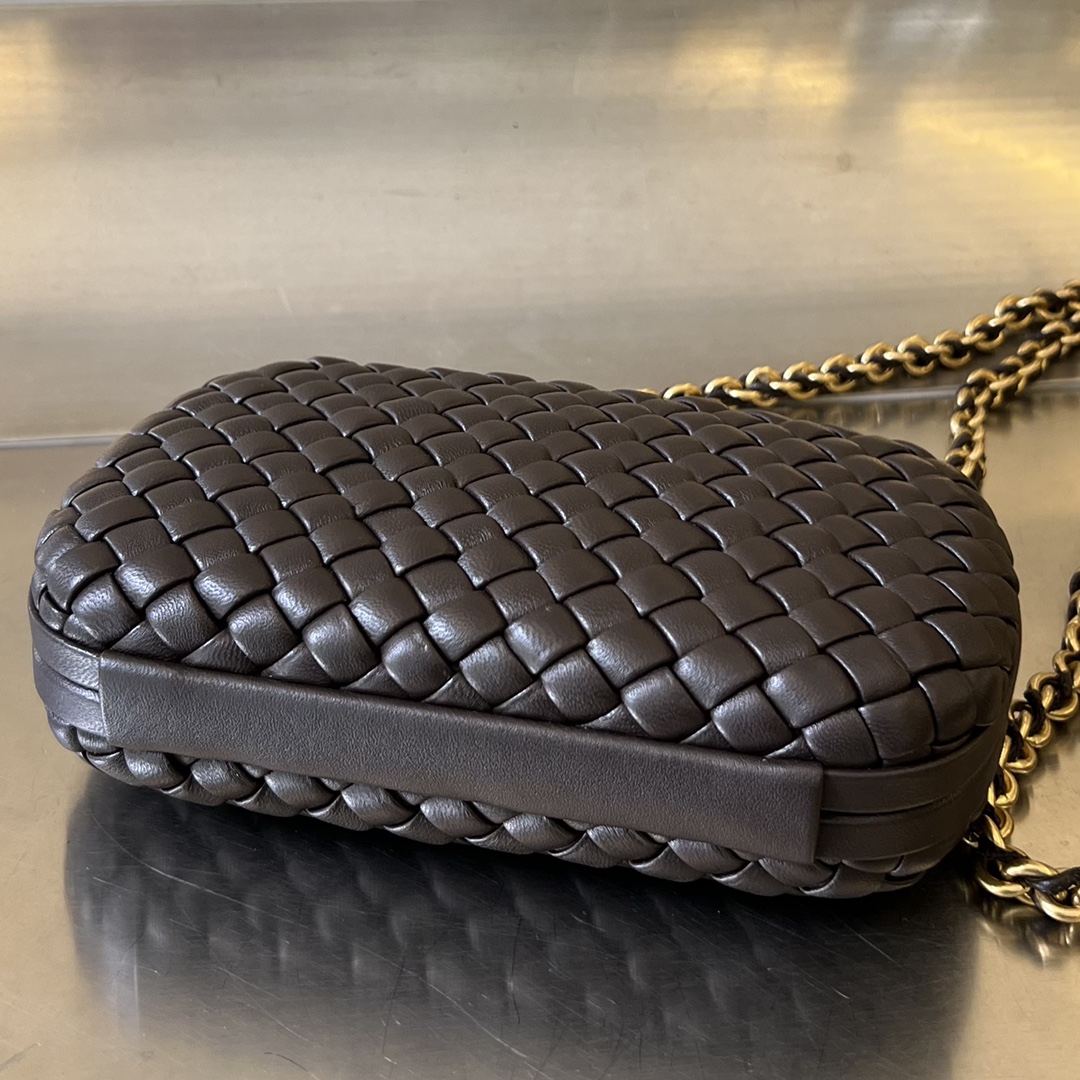 Knot Padded Intreccio Leather Clutch With Chain Fondant